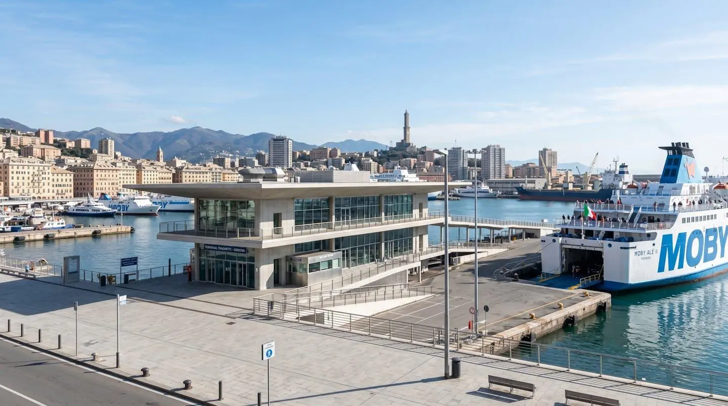 Weitwinkelaufnahme eines modernen Fährterminals im Mittelmeerhafen, zeitgenössische maritime Infrastruktur mit klaren Linien, helles Tageslicht, keine Personen im Vordergrund